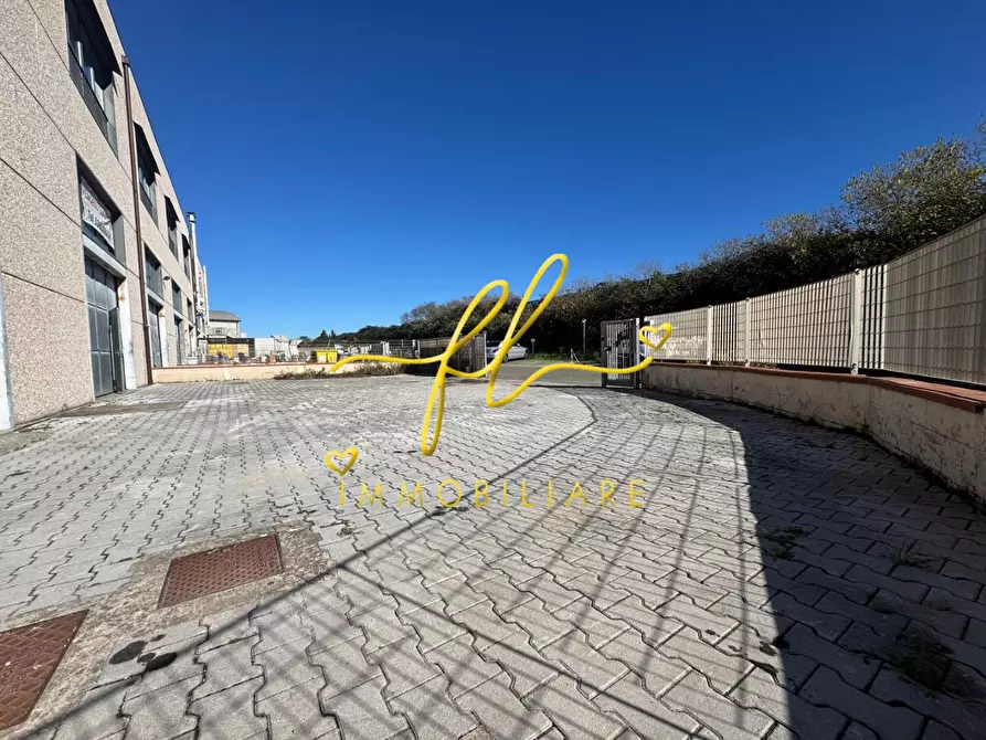 Immagine 8 di Capannone industriale in vendita  a Livorno