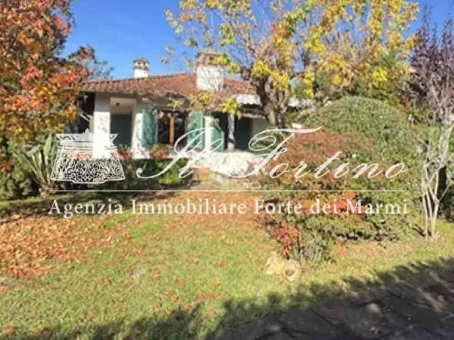 Immagine 2 di Villa in vendita  a Forte Dei Marmi