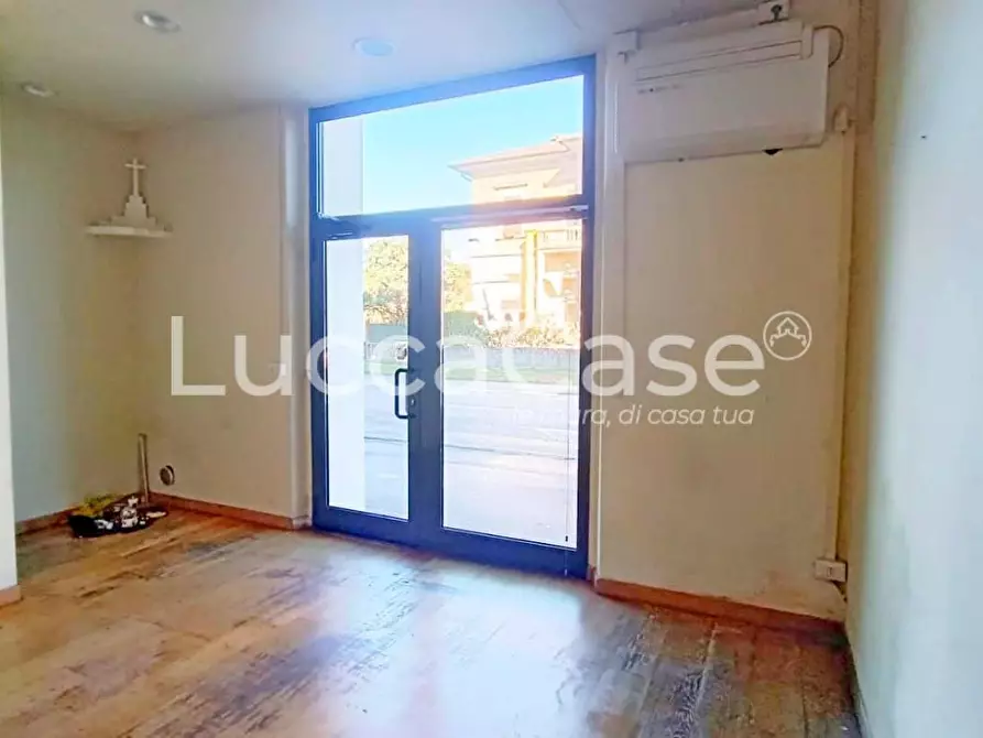 Immagine 1 di Locale commerciale in affitto  a Lucca