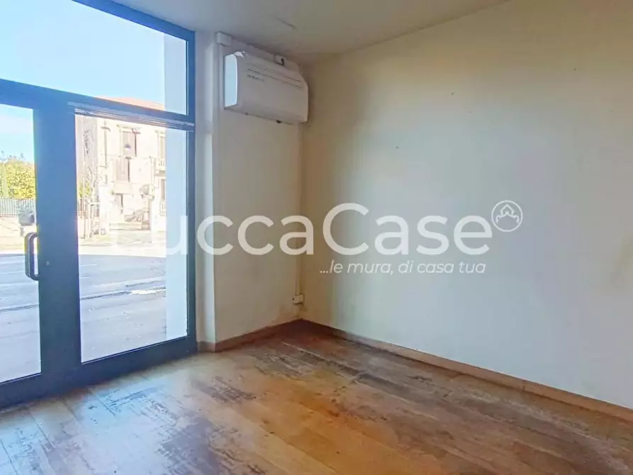 Immagine 2 di Locale commerciale in affitto  a Lucca