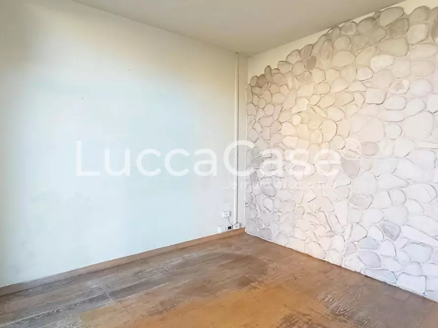 Immagine 3 di Locale commerciale in affitto  a Lucca