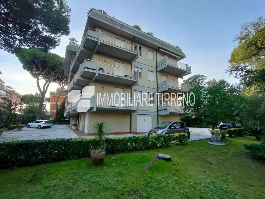 Immagine 2 di Appartamento in vendita  a Massa