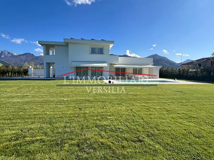 Immagine 2 di Villa in vendita  a Pietrasanta