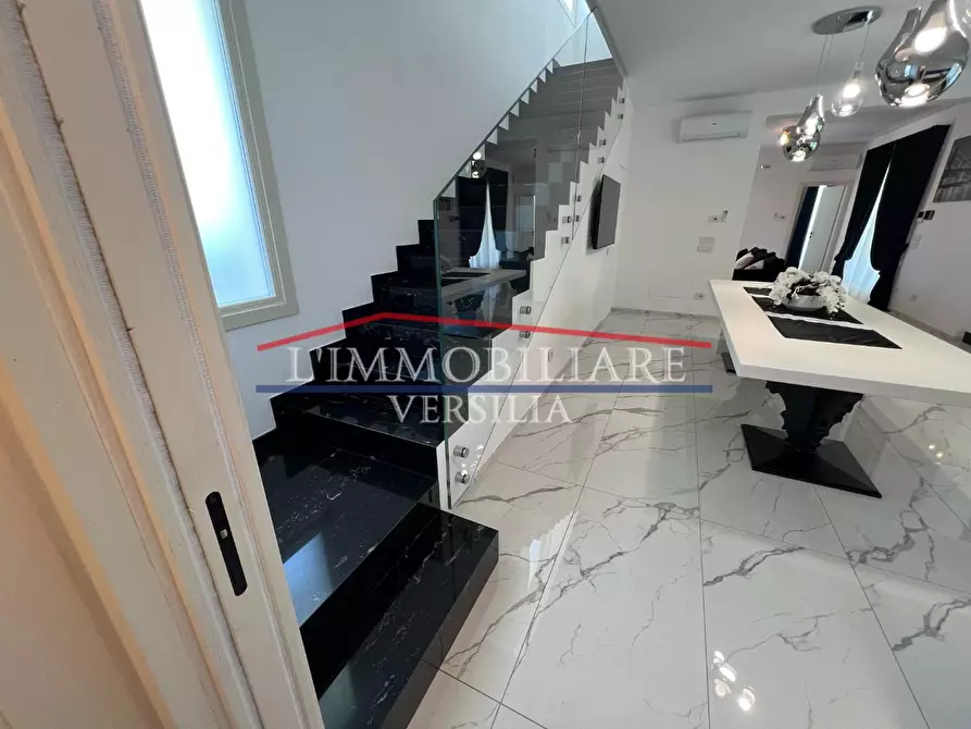 Immagine 38 di Villa in vendita  a Pietrasanta