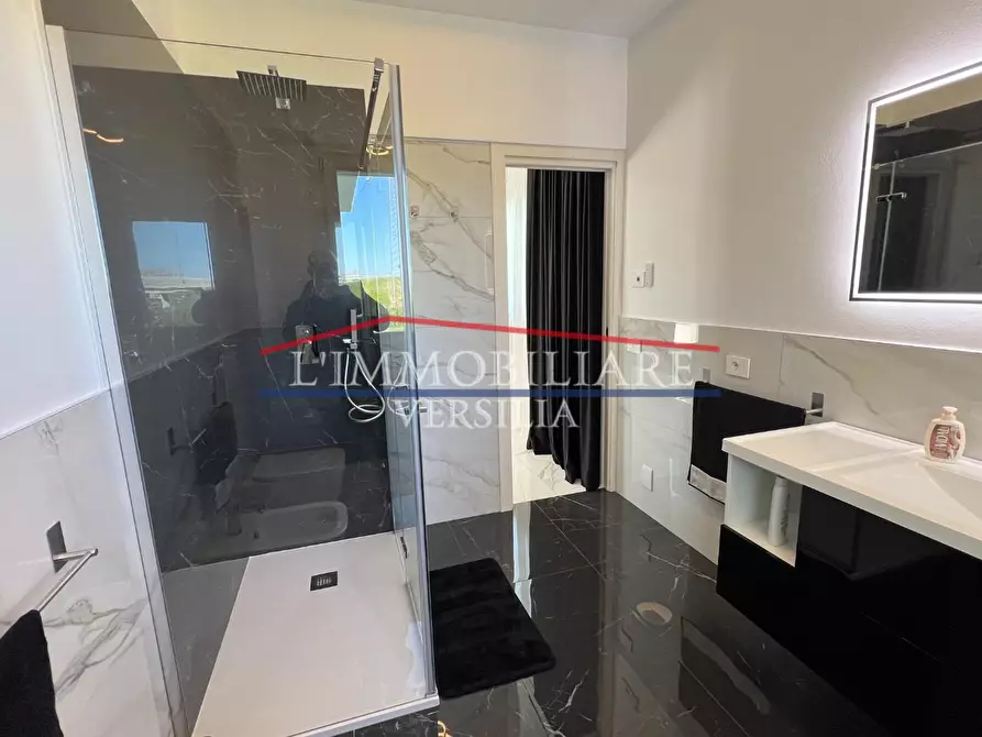 Immagine 49 di Villa in vendita  a Pietrasanta