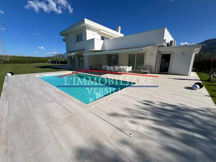 Immagine 3 di Villa in vendita  a Pietrasanta