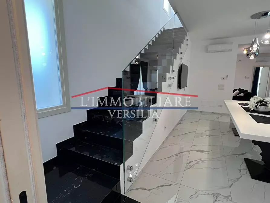 Immagine 39 di Villa in vendita  a Pietrasanta