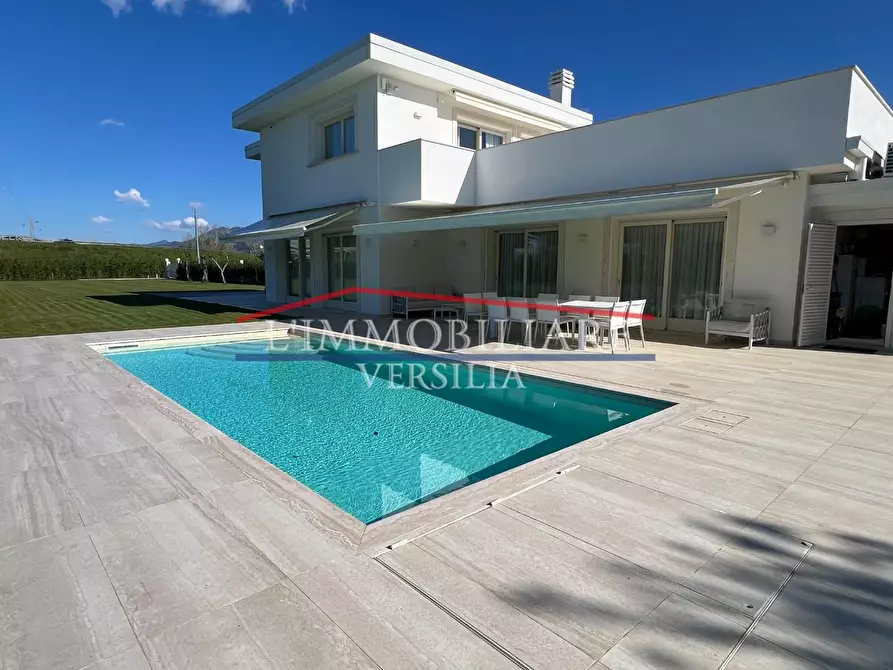 Immagine 4 di Villa in vendita  a Pietrasanta