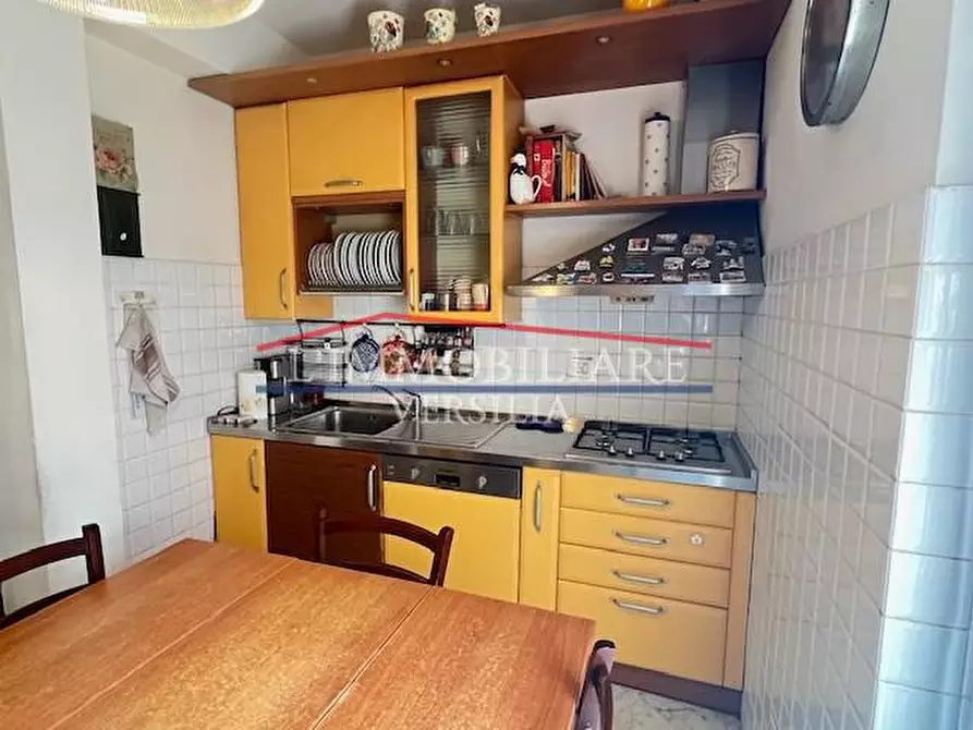 Immagine 8 di Villa in vendita  a Massa