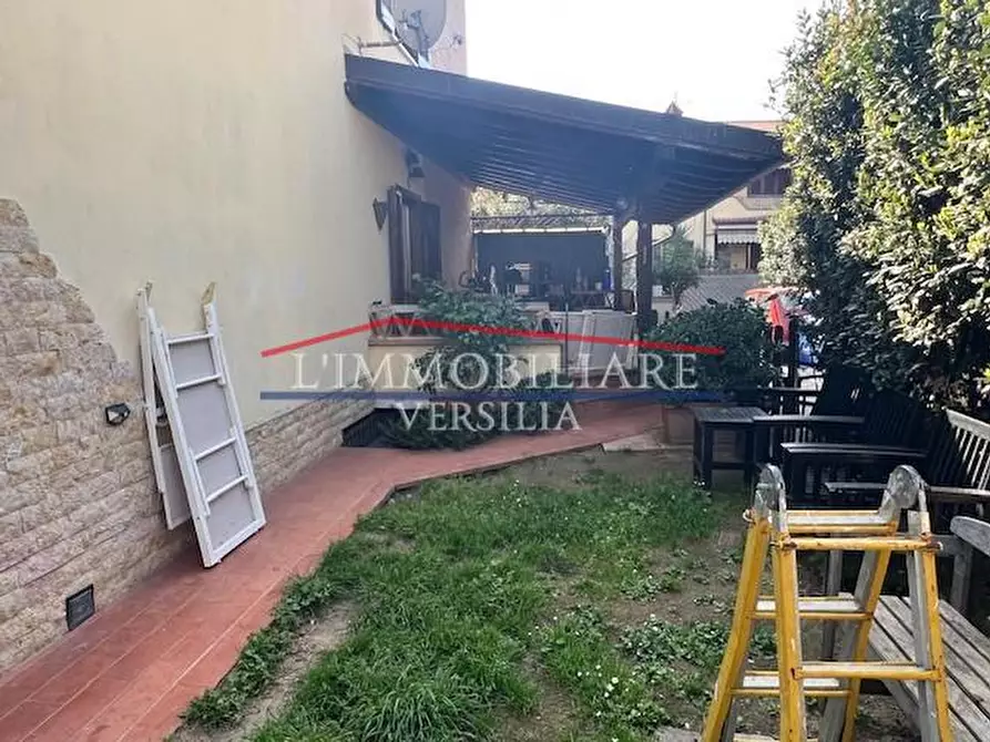 Immagine 18 di Villa in vendita  a Massa