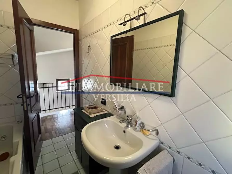 Immagine 42 di Villa in vendita  a Massa