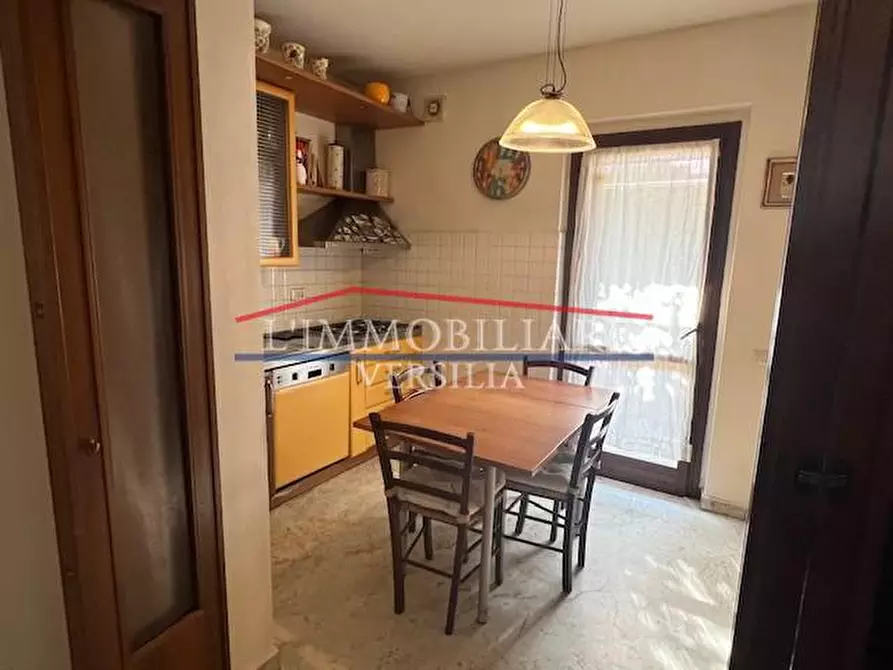 Immagine 7 di Villa in vendita  a Massa
