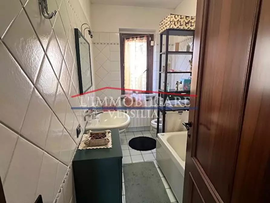 Immagine 39 di Villa in vendita  a Massa