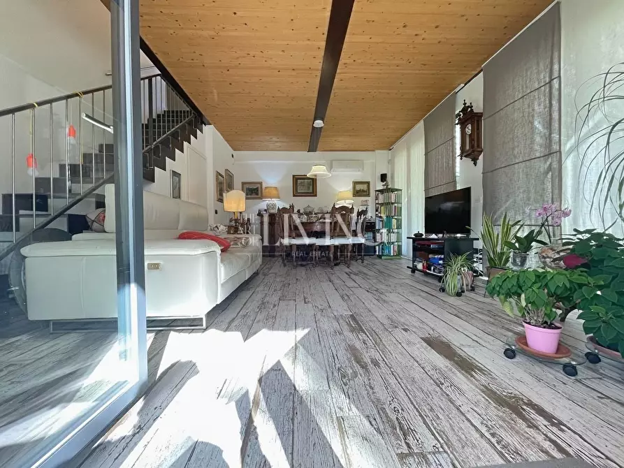 Immagine 51 di Casa colonica in vendita  a Lucca