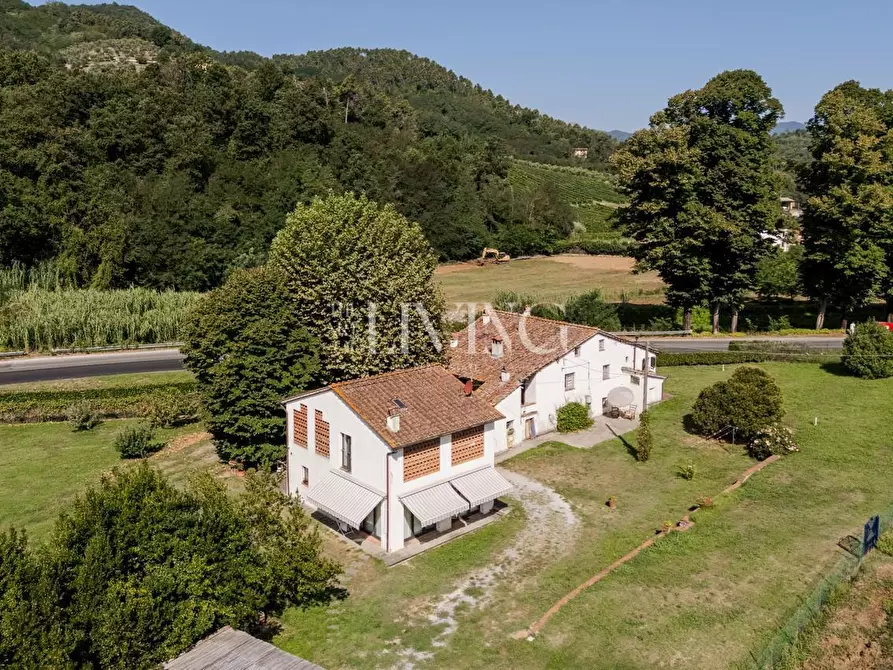 Immagine 1 di Casa colonica in vendita  a Lucca