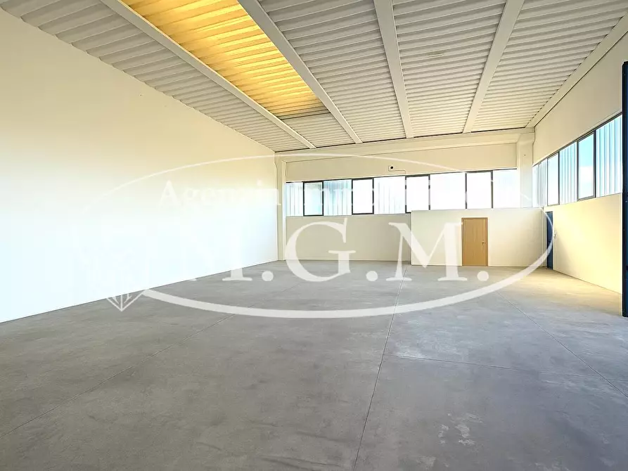 Immagine 11 di Attività artigianale in vendita  a Calcinaia