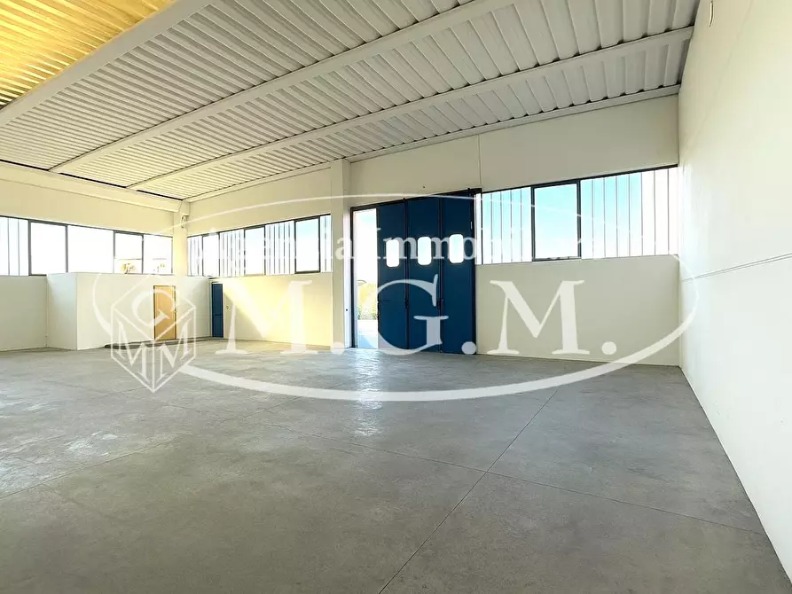 Immagine 10 di Attività artigianale in vendita  a Calcinaia