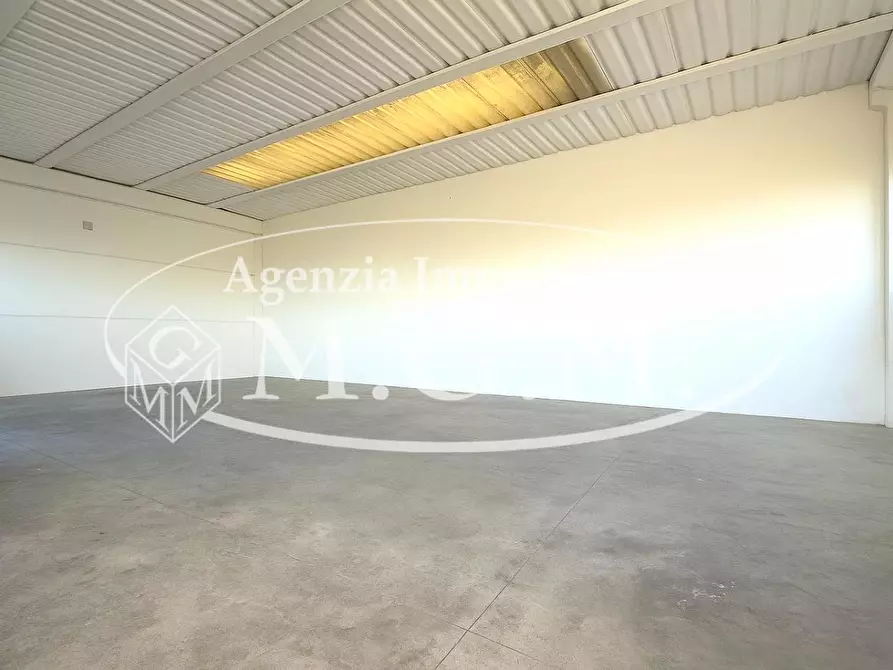 Immagine 13 di Attività artigianale in vendita  a Calcinaia