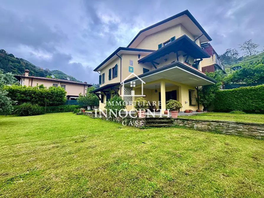 Immagine 1 di Casa bifamiliare in vendita  a Montignoso