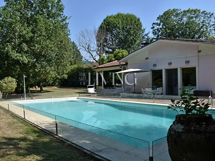 Immagine 1 di Villa in vendita  a Lucca