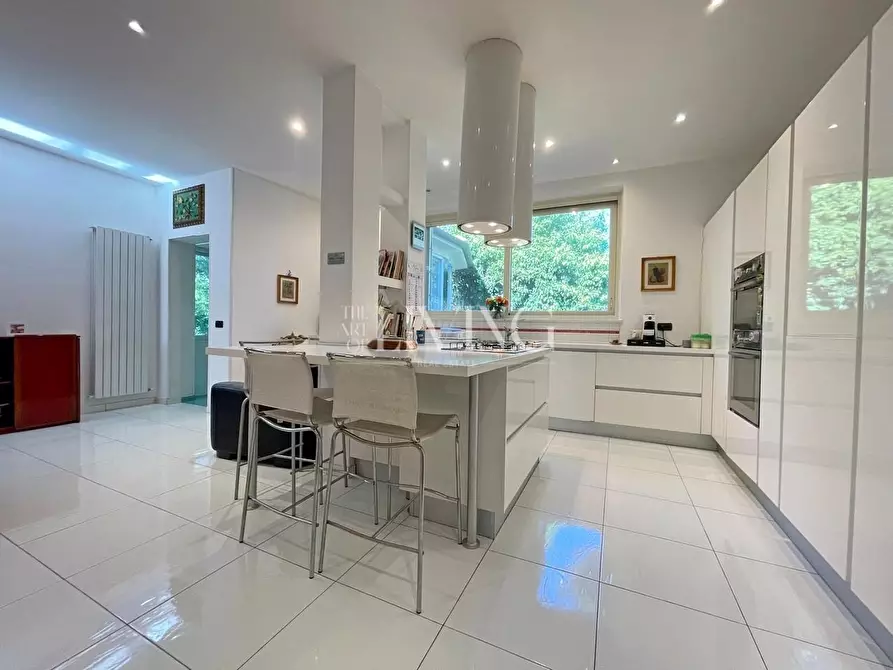 Immagine 11 di Villa in vendita  a Lucca