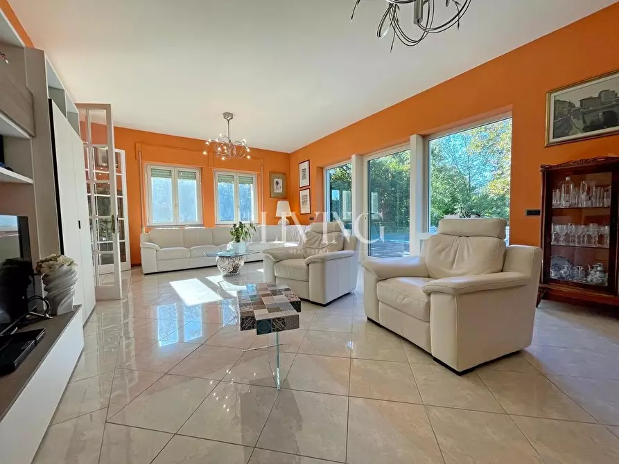 Immagine 6 di Villa in vendita  a Lucca