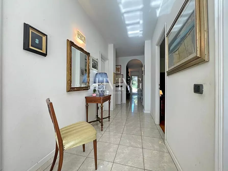 Immagine 19 di Villa in vendita  a Lucca