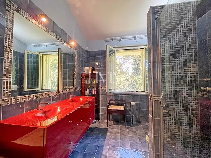 Immagine 27 di Villa in vendita  a Lucca