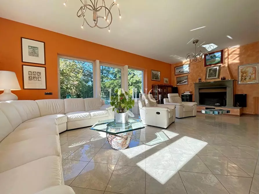 Immagine 2 di Villa in vendita  a Lucca