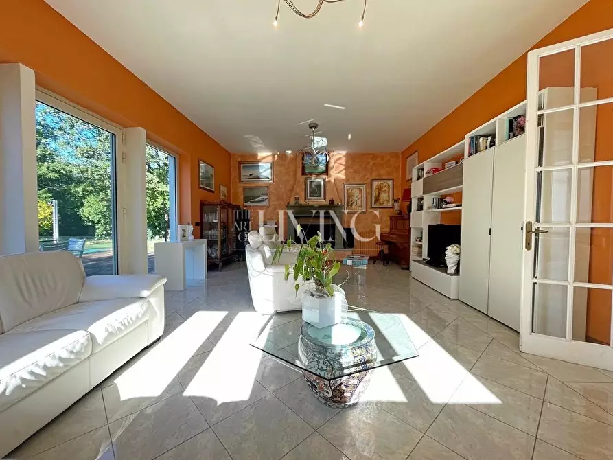 Immagine 3 di Villa in vendita  a Lucca