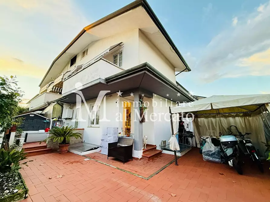 Immagine 1 di Villetta a schiera in vendita  a Viareggio