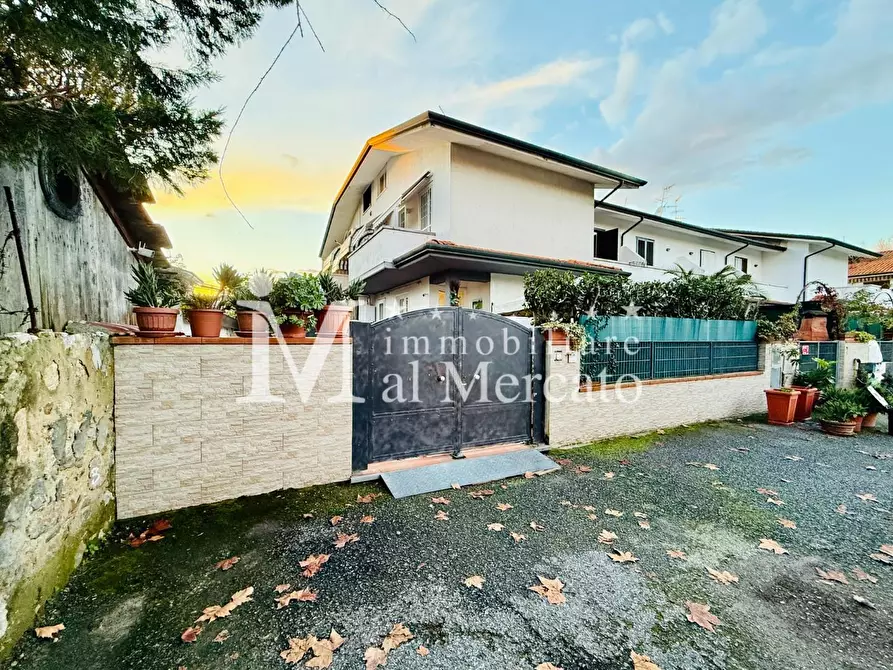 Immagine 3 di Villetta a schiera in vendita  a Viareggio