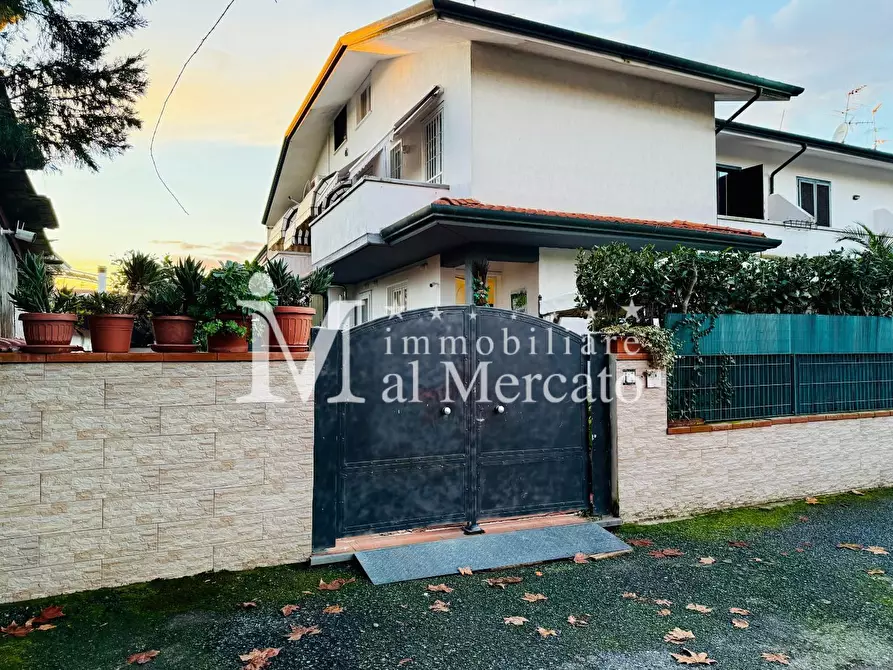 Immagine 2 di Villetta a schiera in vendita  a Viareggio