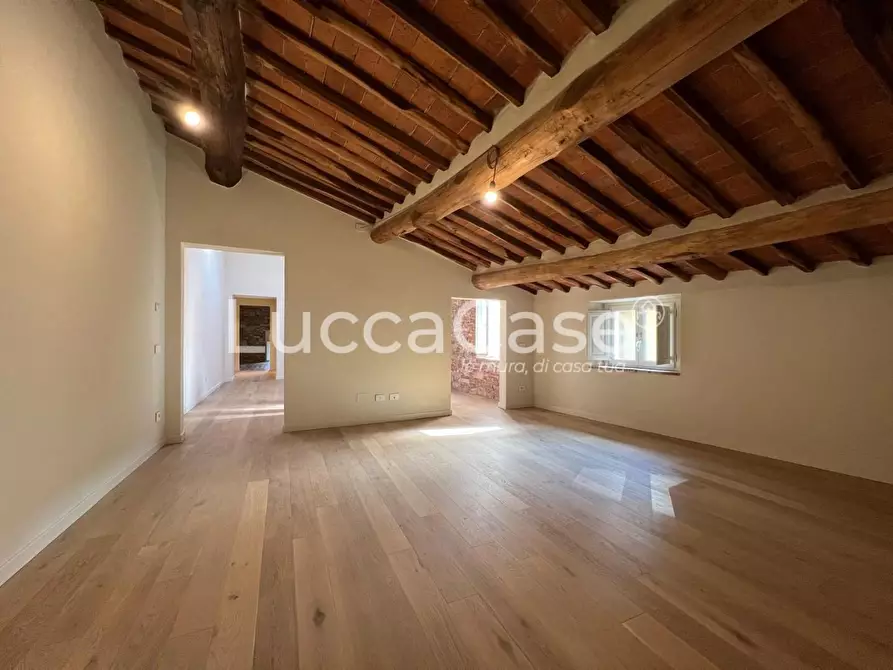 Immagine 27 di Appartamento in vendita  a Lucca