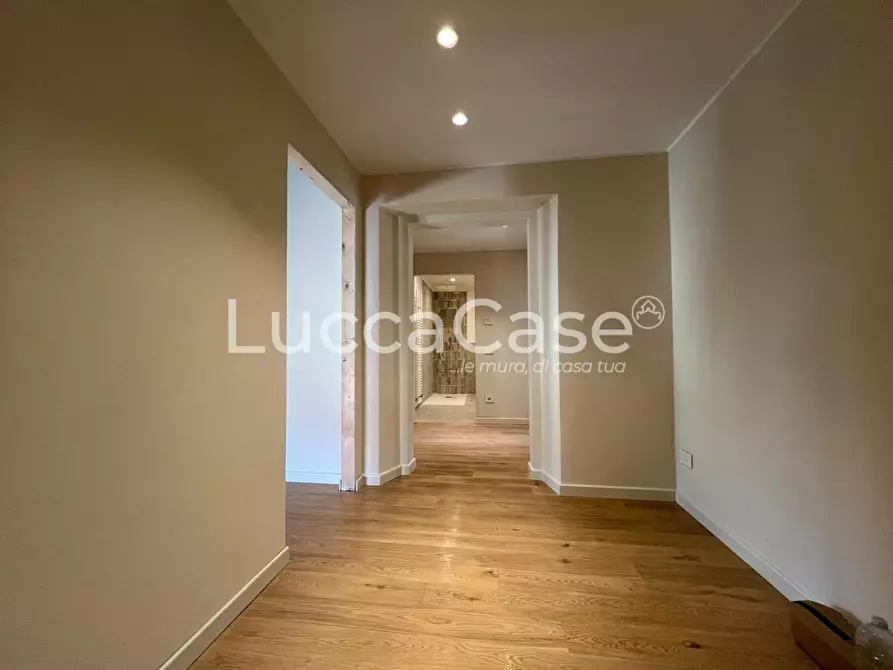 Immagine 17 di Appartamento in vendita  a Lucca