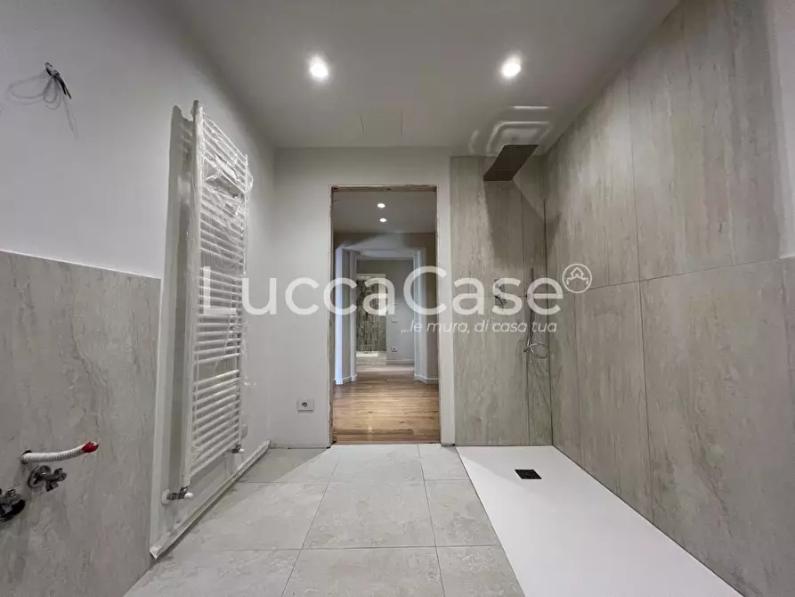 Immagine 13 di Appartamento in vendita  a Lucca