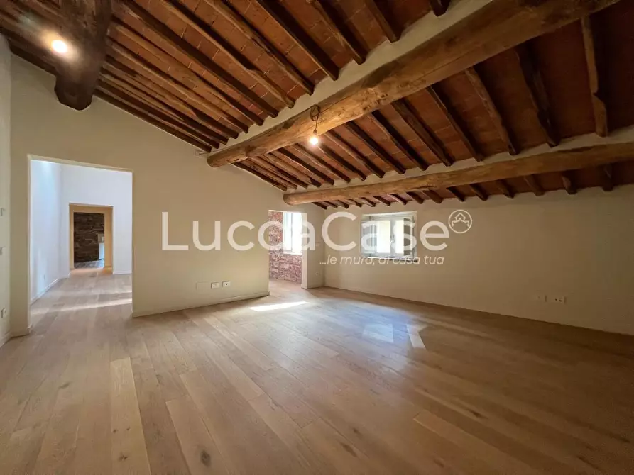 Immagine 2 di Appartamento in vendita  a Lucca
