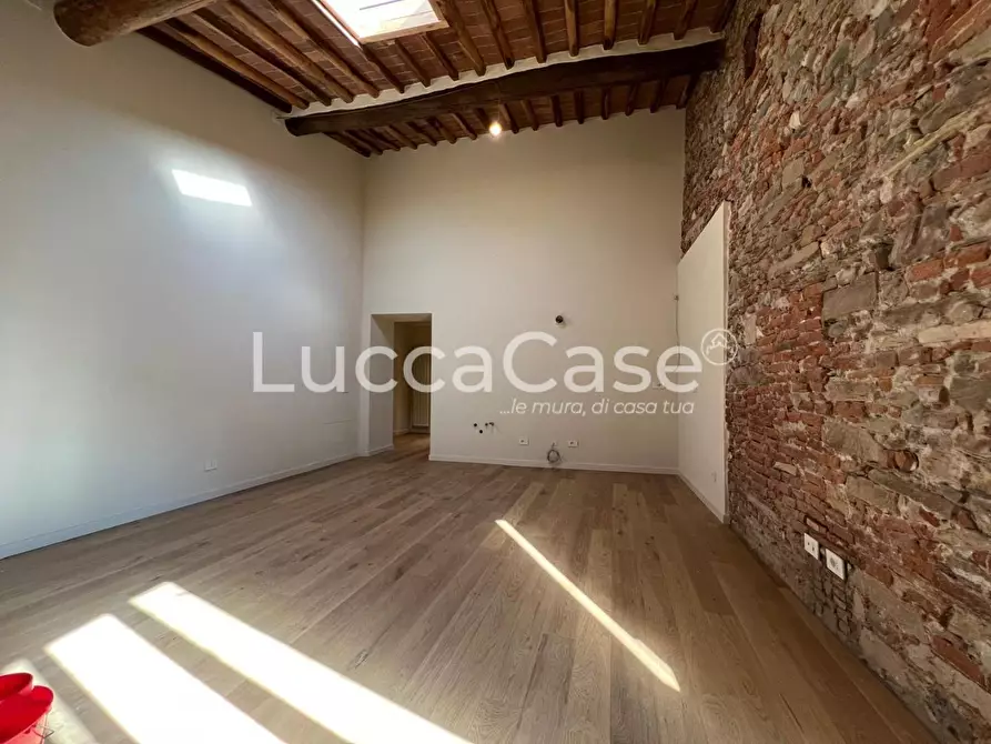 Immagine 30 di Appartamento in vendita  a Lucca