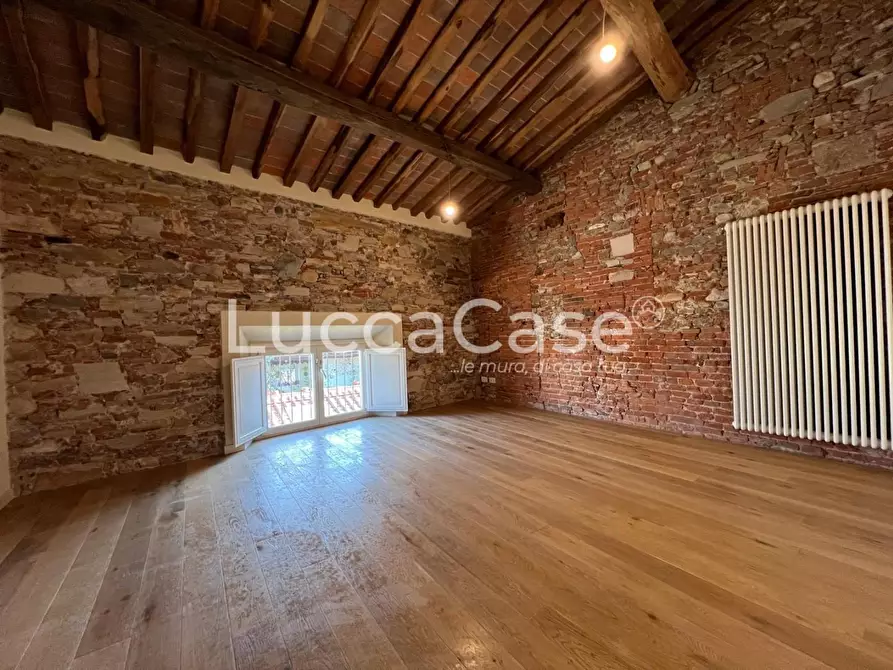 Immagine 21 di Appartamento in vendita  a Lucca