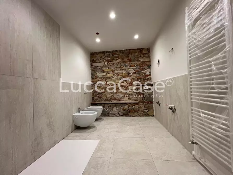 Immagine 12 di Appartamento in vendita  a Lucca