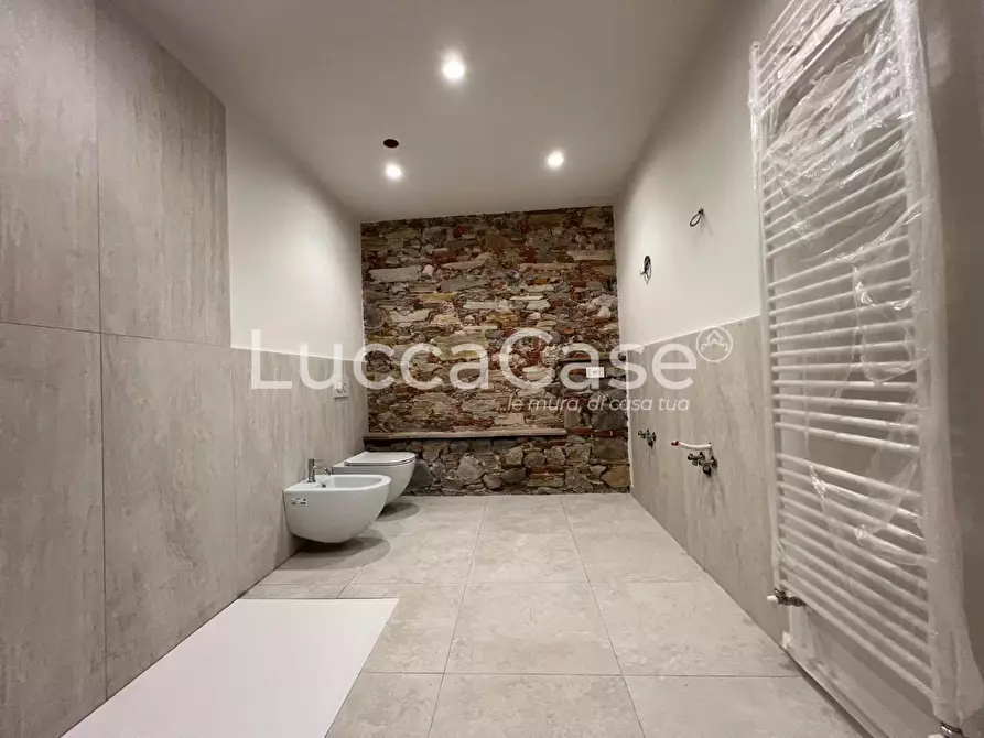 Immagine 11 di Appartamento in vendita  a Lucca