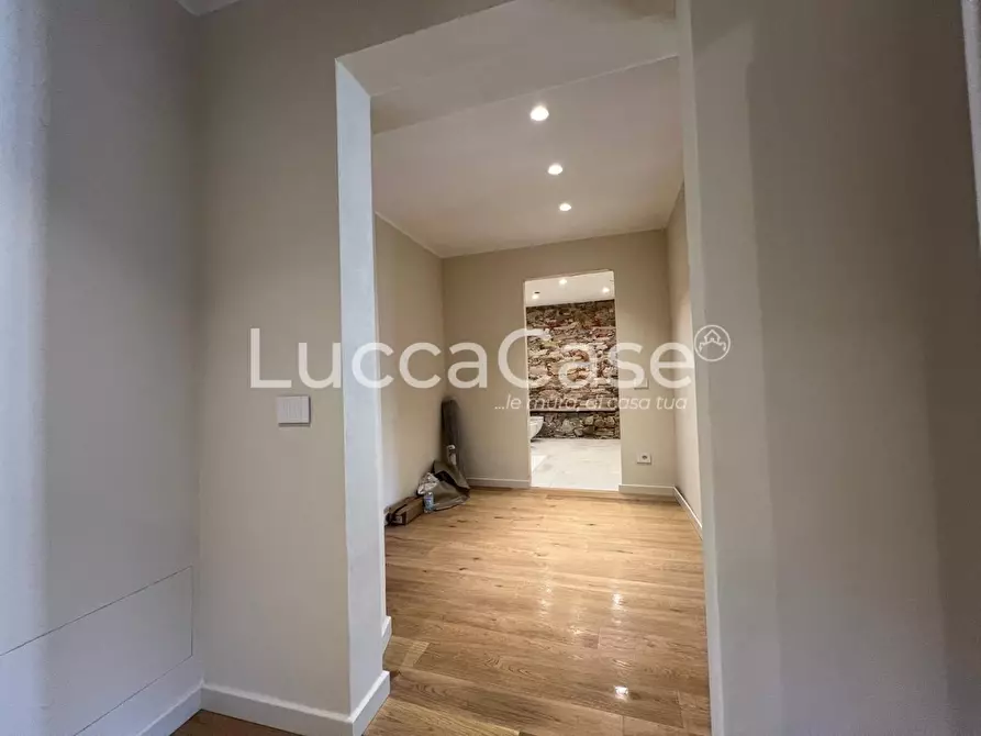 Immagine 16 di Appartamento in vendita  a Lucca