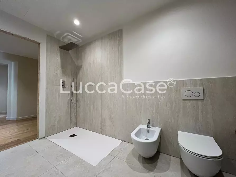 Immagine 15 di Appartamento in vendita  a Lucca