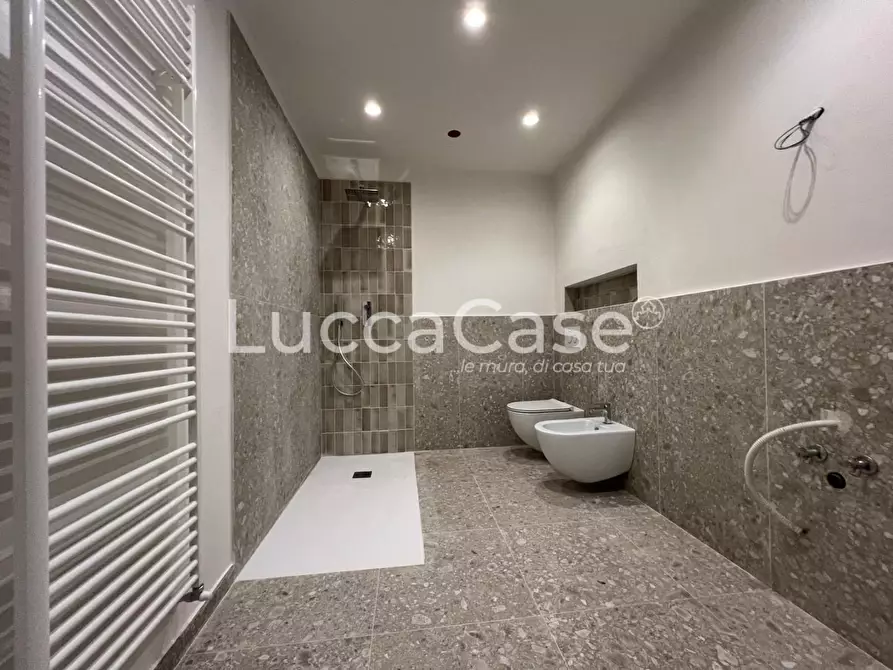 Immagine 6 di Appartamento in vendita  a Lucca