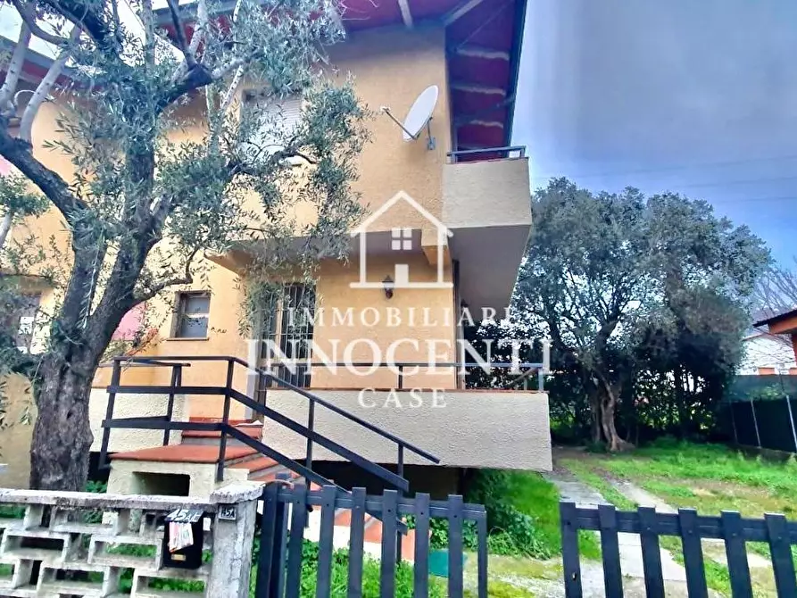 Immagine 2 di Casa bifamiliare in vendita  a Montignoso