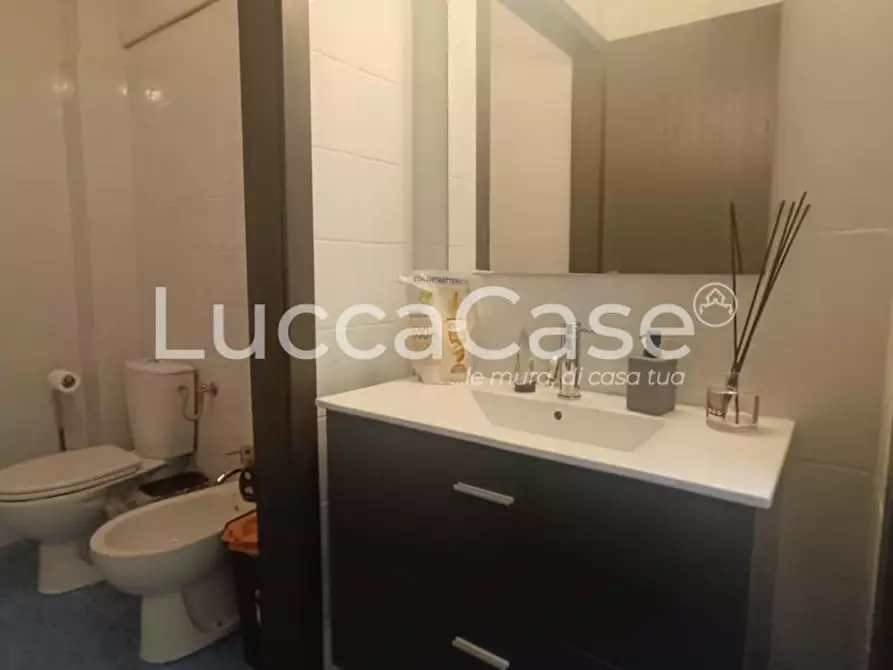 Immagine 7 di Locale commerciale in affitto  a Lucca