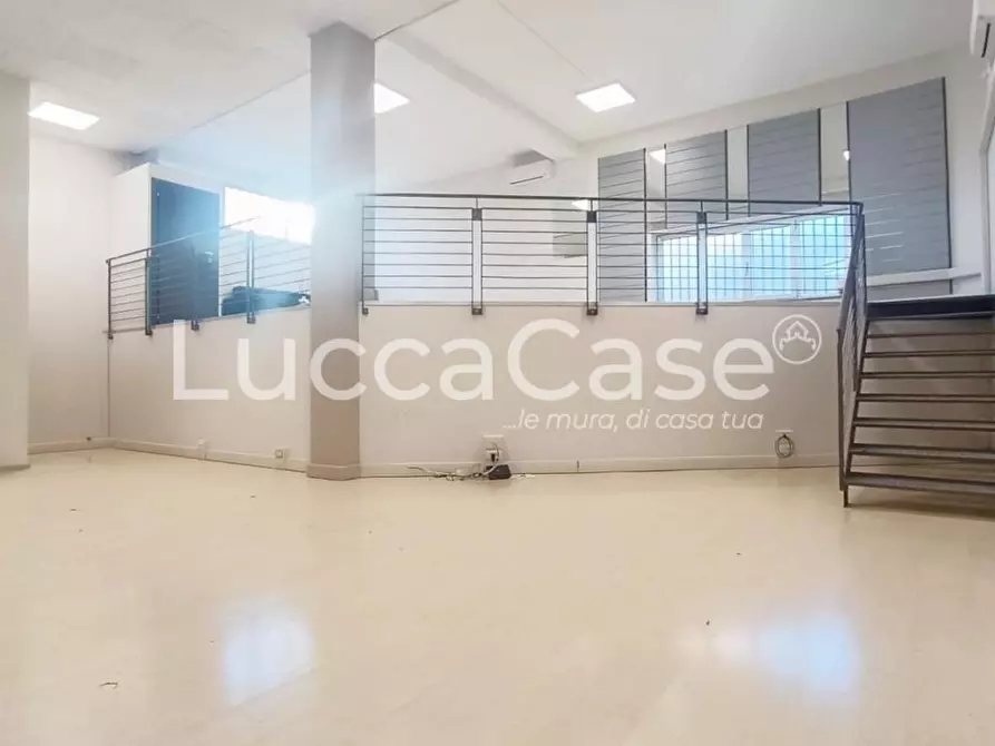 Immagine 2 di Locale commerciale in affitto  a Lucca