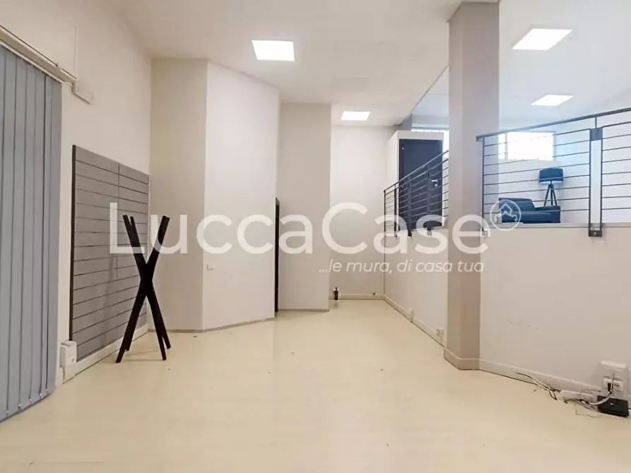 Immagine 3 di Locale commerciale in affitto  a Lucca