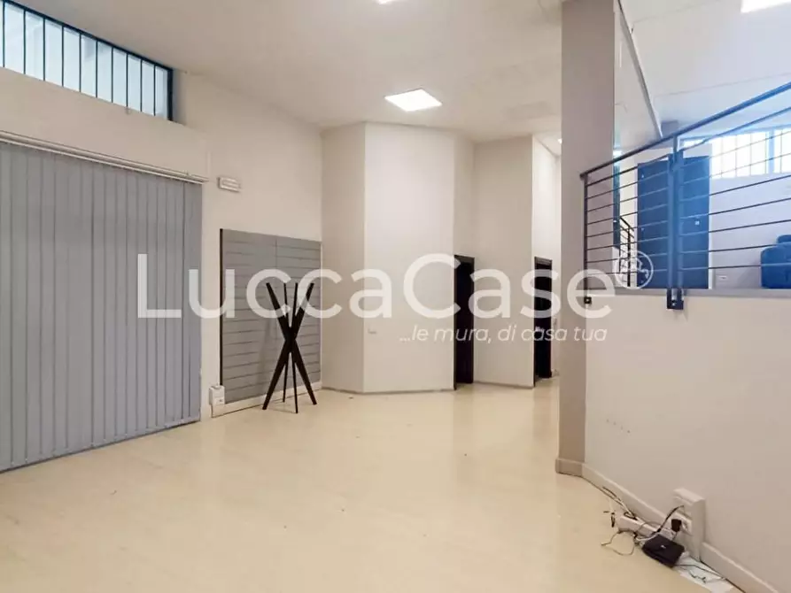 Immagine 4 di Locale commerciale in affitto  a Lucca