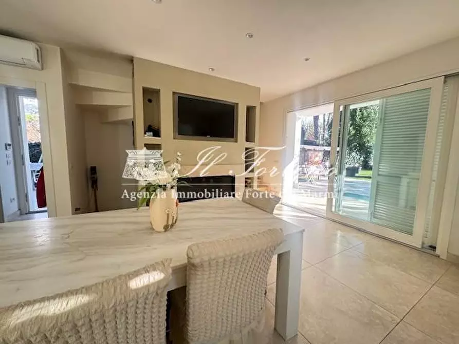 Immagine 12 di Villa in vendita  a Forte Dei Marmi